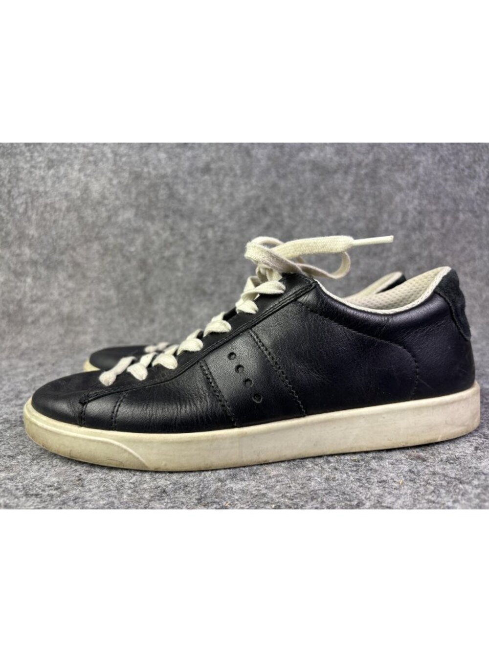 ECCO Shoes Womens Size 9.5 Black Leather Lace Up Casual Walking Comfort Sneakers